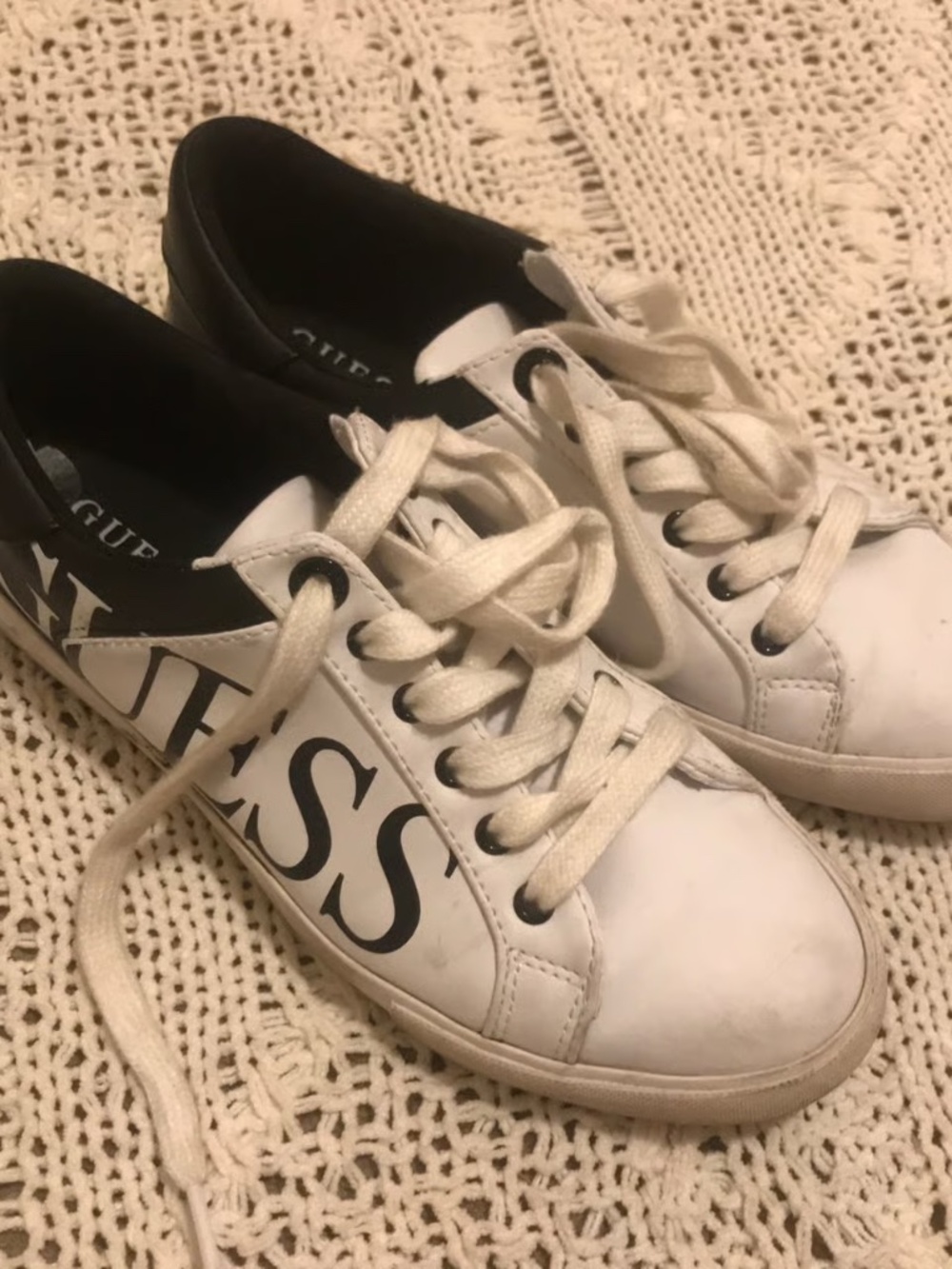 Y2K 00s 2000s Guess white & black low top sneakers cute aesthetic  - womens 8 1/